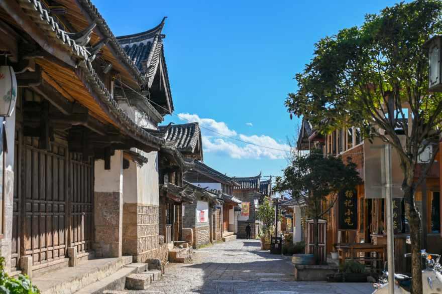 浦江一民房三楼的窗户里冒出阵阵浓烟…